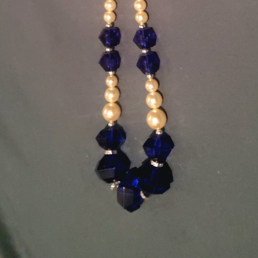 Single Strand necklace  vintage